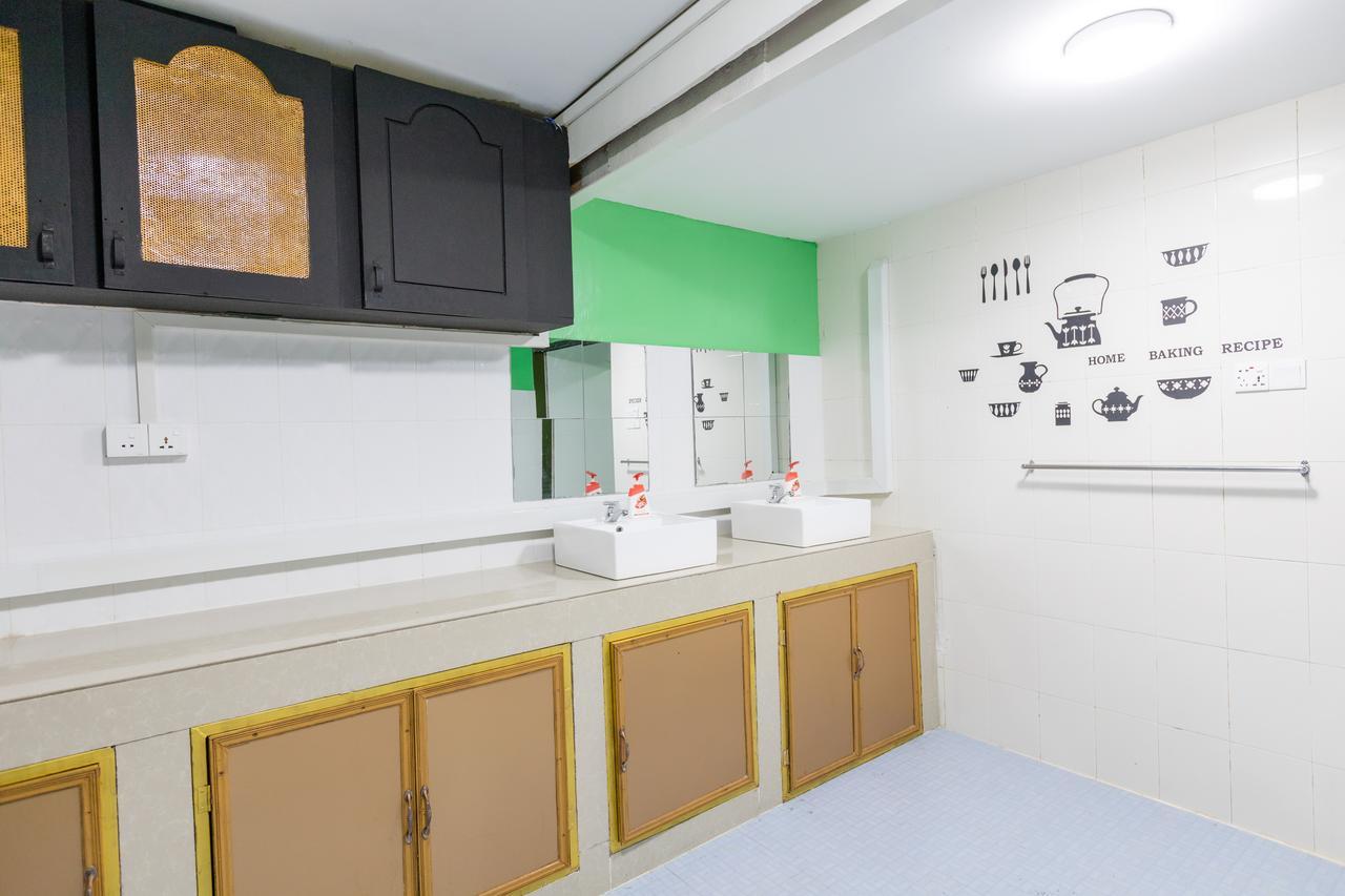Little Monkey Hostel Янгон Екстер'єр фото