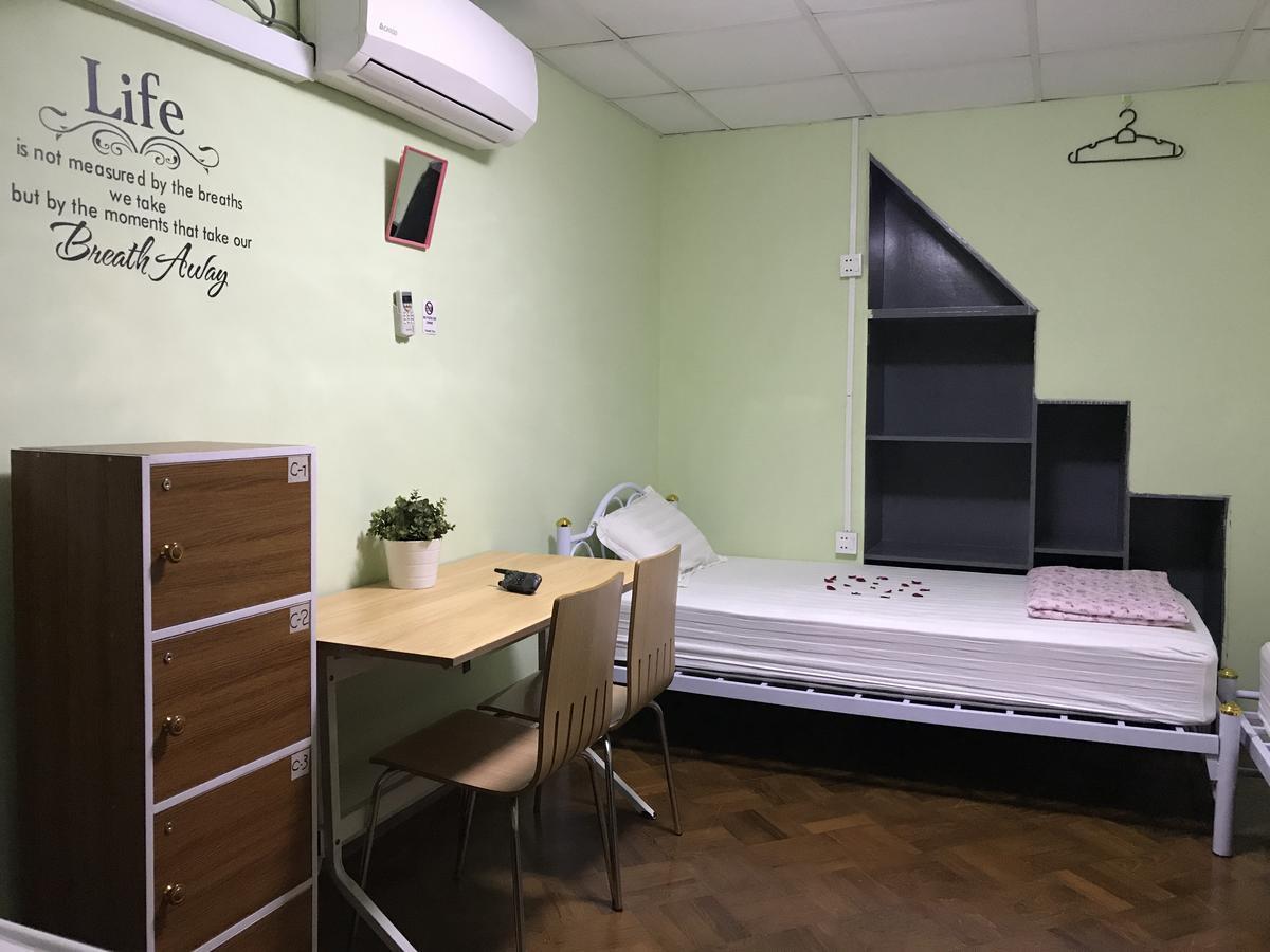 Little Monkey Hostel Янгон Екстер'єр фото
